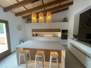 Villa Dakota, Modern villa with private pool and garden 5 min from the beach